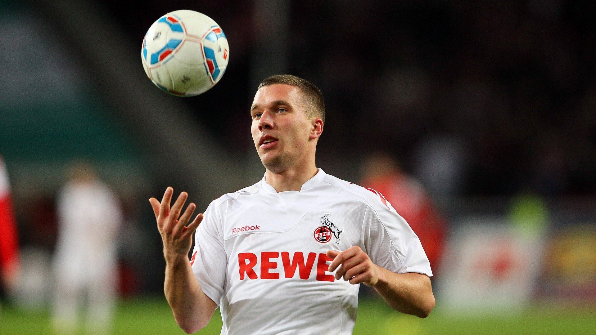 UFC轻量级冠军战：现役冠军五回合点数击败挑战者 完成第四次卫冕